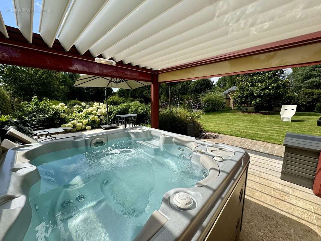 JACUZZI AVEC PERGOLA - Maison à PONT-L&#039;EVEQUE