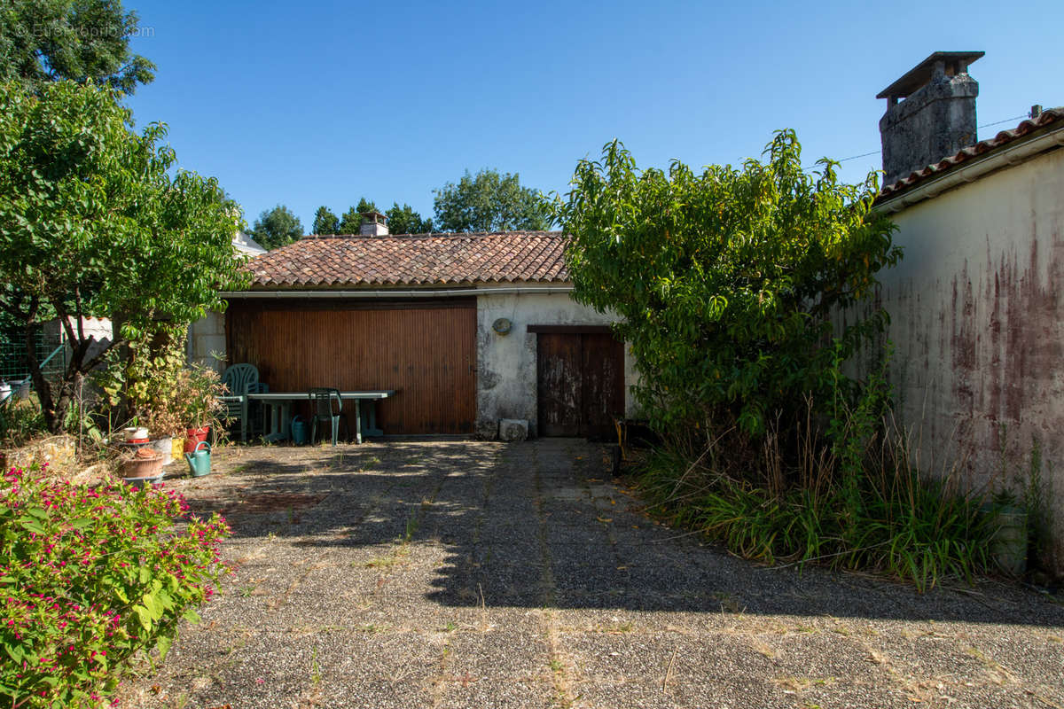 Maison à NIEUL-LES-SAINTES