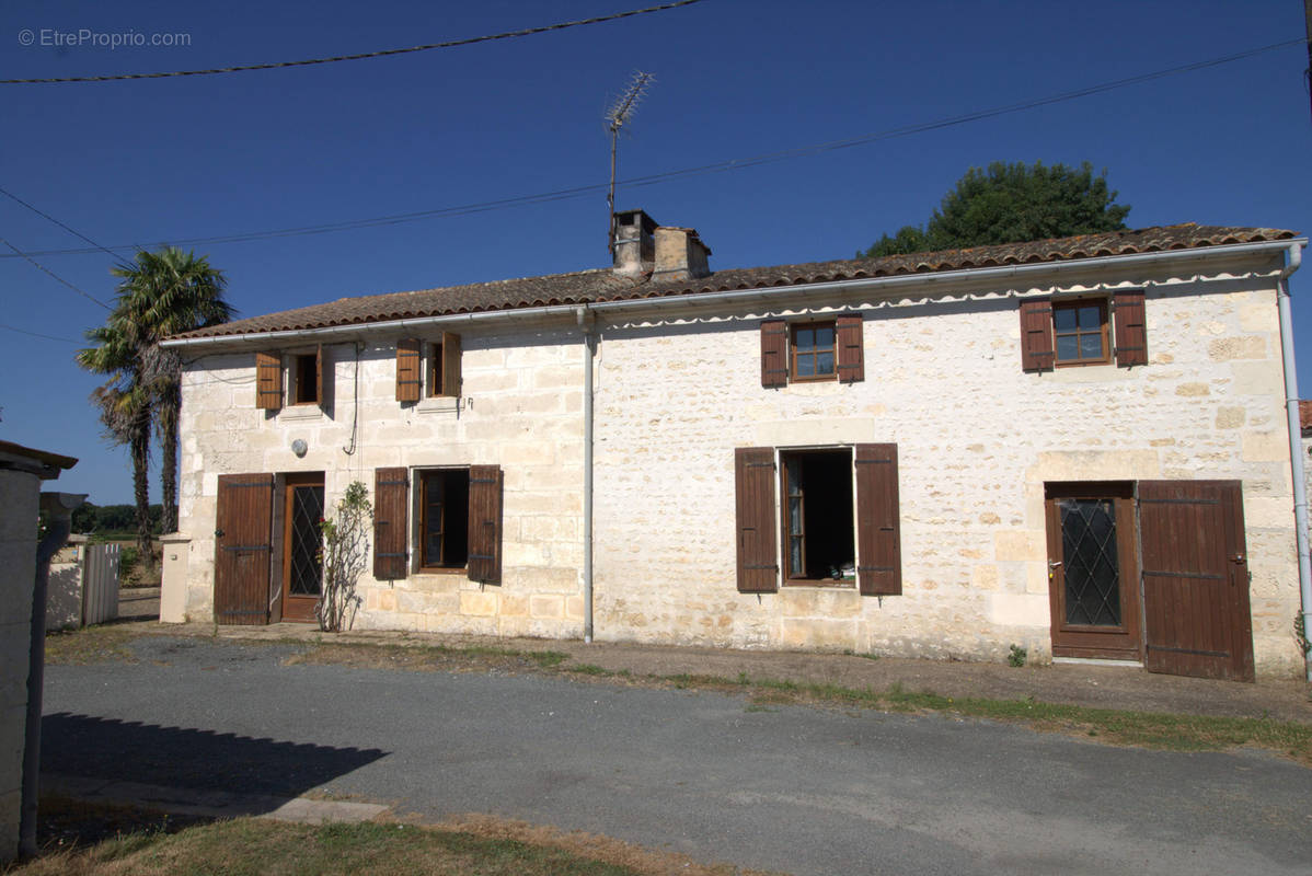 Maison à NIEUL-LES-SAINTES