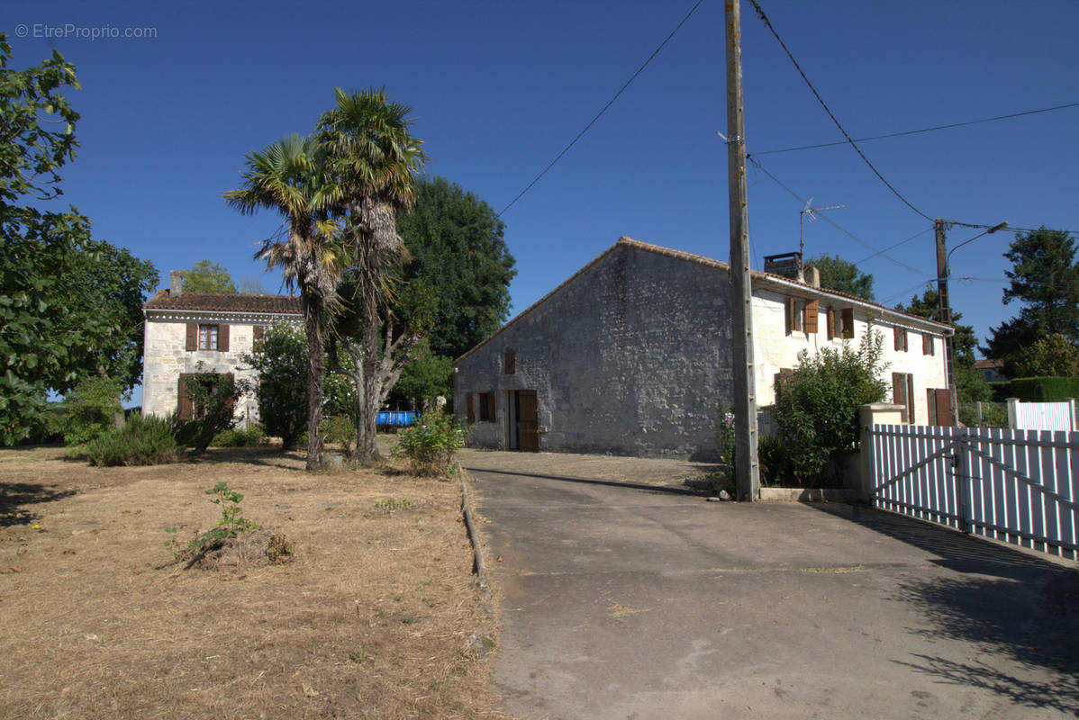 Maison à NIEUL-LES-SAINTES