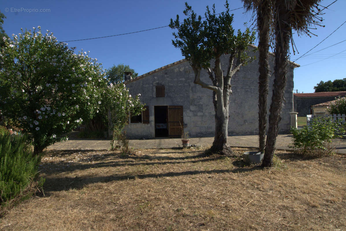 Maison à NIEUL-LES-SAINTES