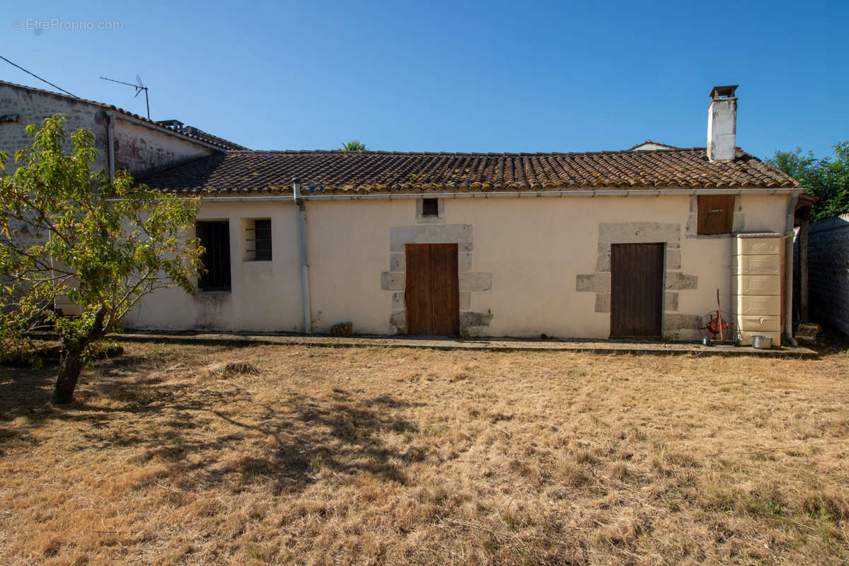 Maison à NIEUL-LES-SAINTES