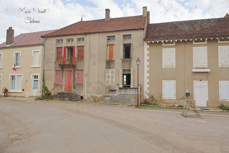 Maison à SAINT-SERNIN-DU-PLAIN