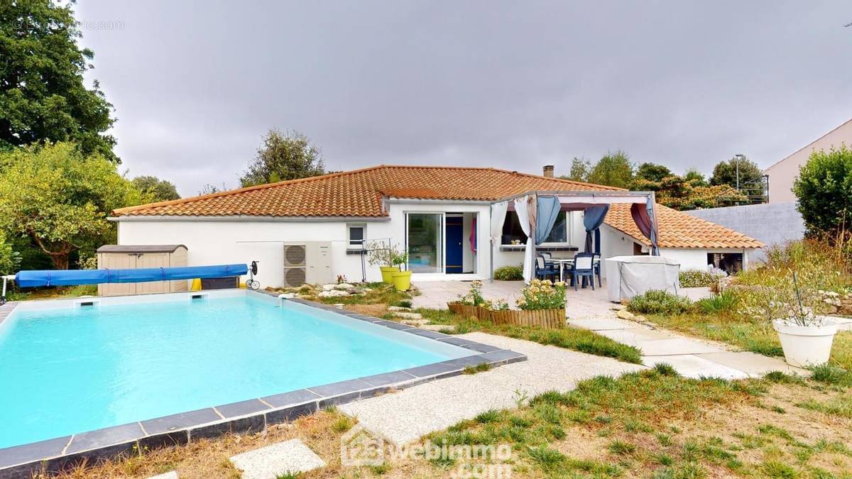 Façade et piscine 4x8m. - Maison à AVRILLE