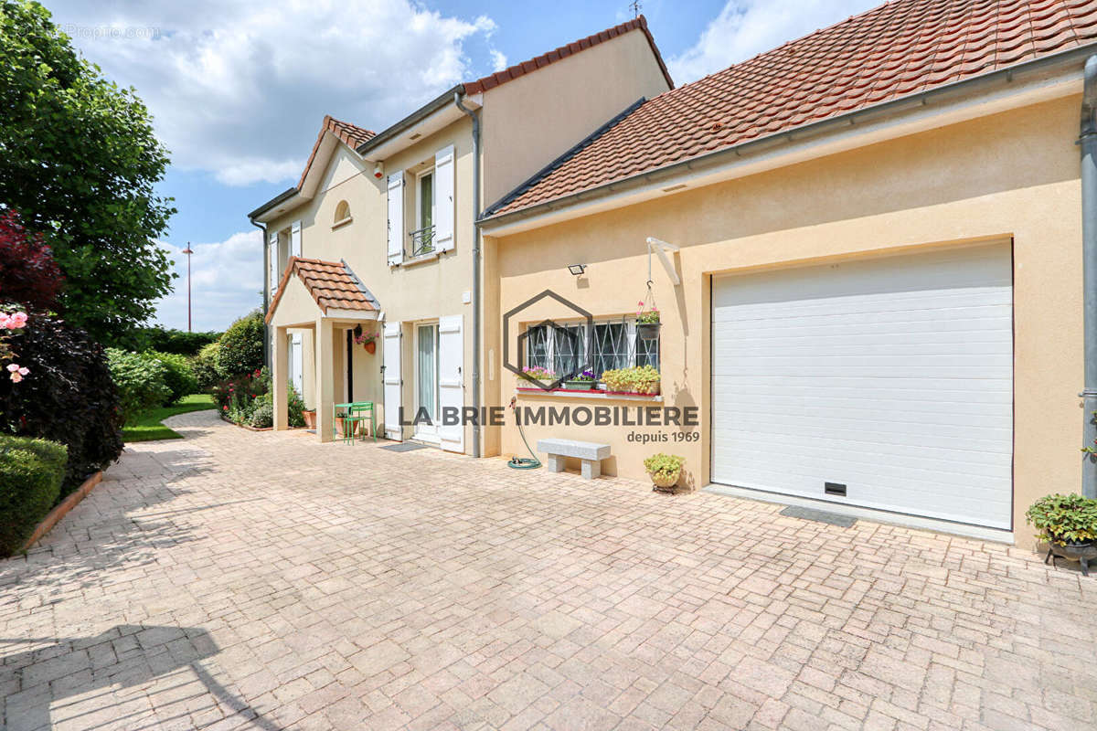 Maison à CHEVRY-COSSIGNY