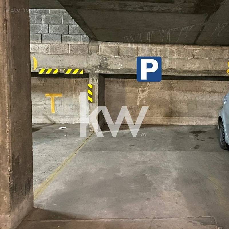 Parking à PARIS-17E