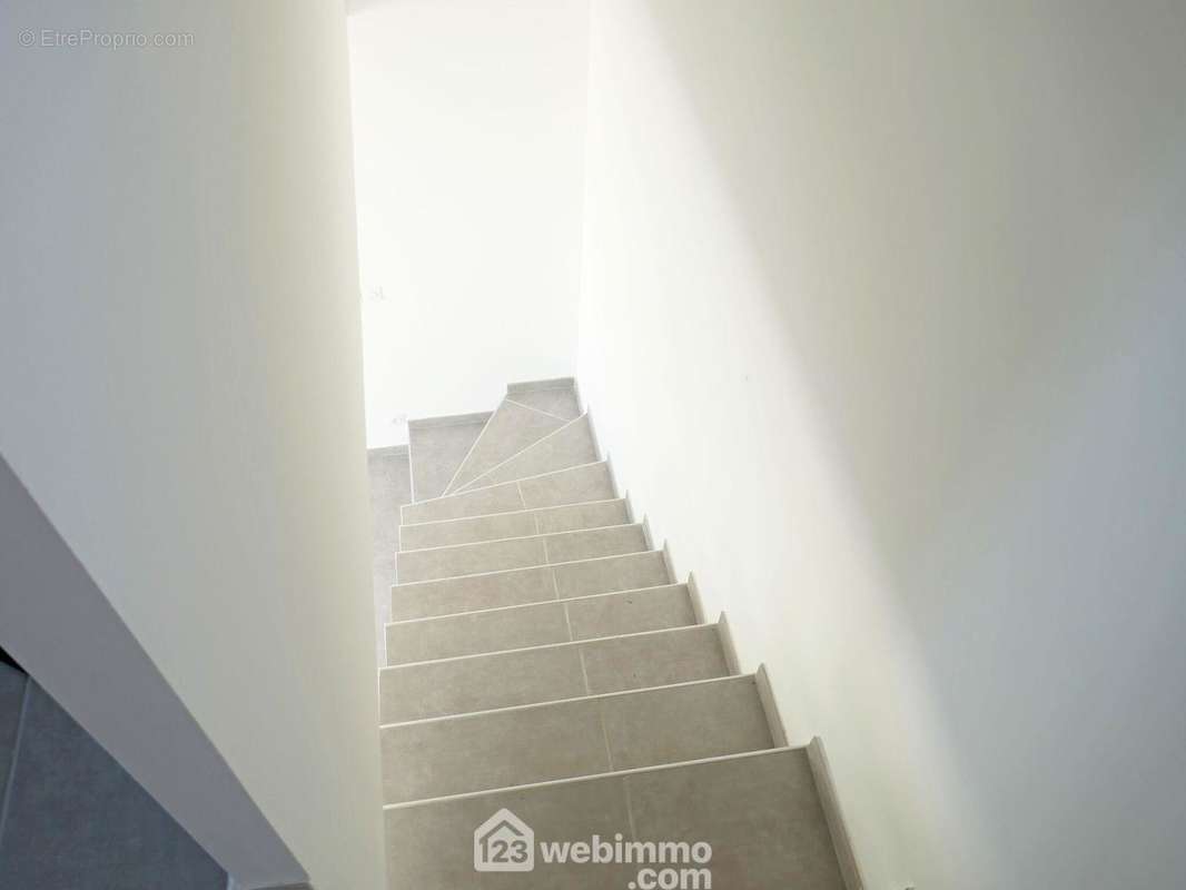 L&#039;escalier en béton carrelé menant aux deux chambres de l&#039;étage - Maison à ARLES