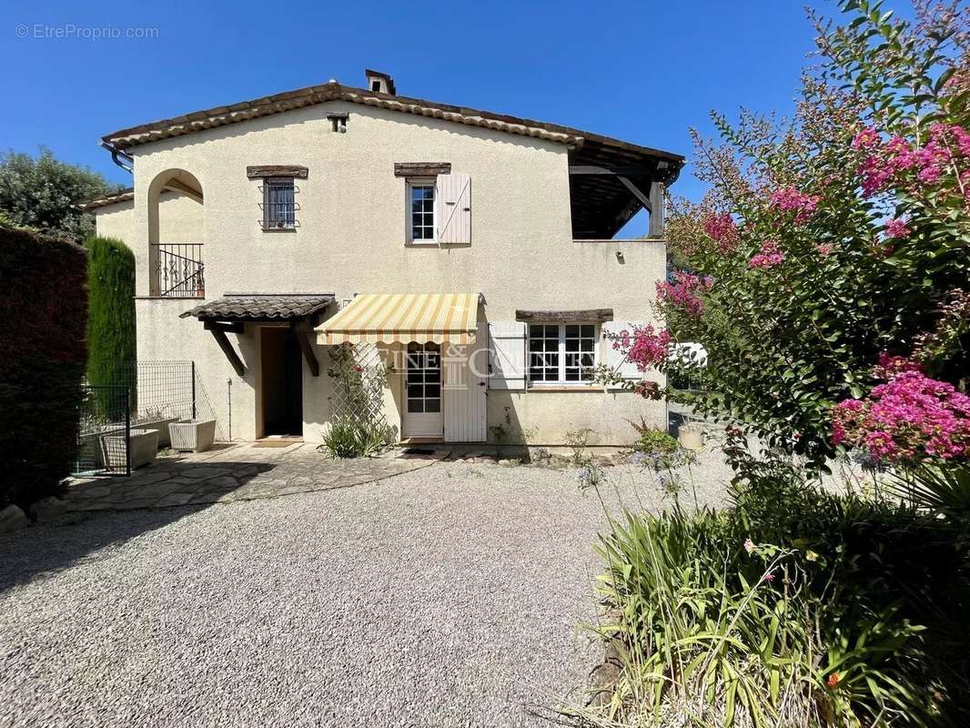 Appartement à LA ROQUETTE-SUR-SIAGNE