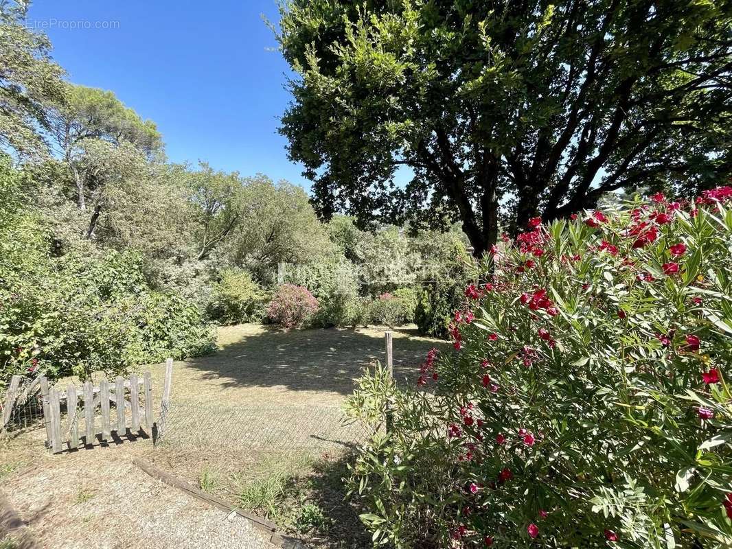 Appartement à LA ROQUETTE-SUR-SIAGNE