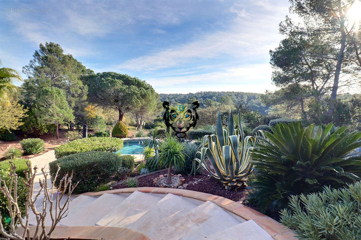 Maison à ROQUEBRUNE-SUR-ARGENS