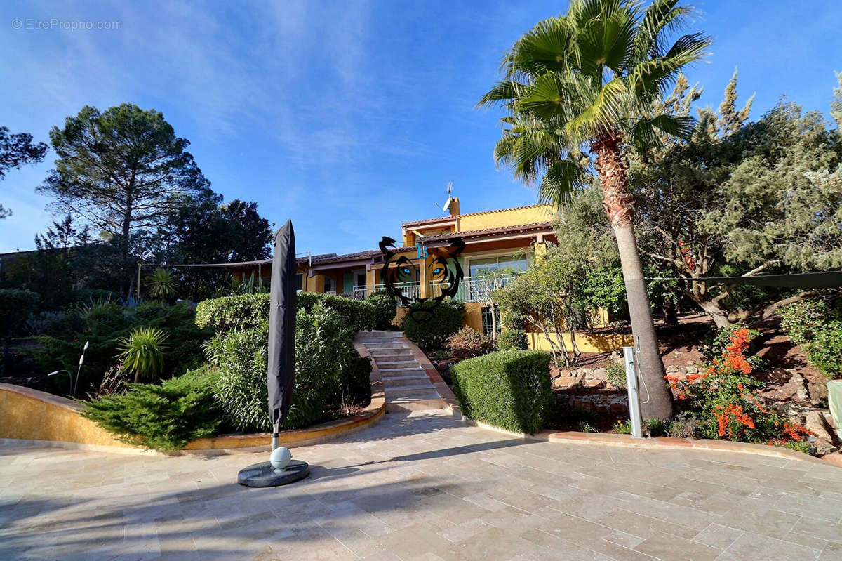 Maison à ROQUEBRUNE-SUR-ARGENS