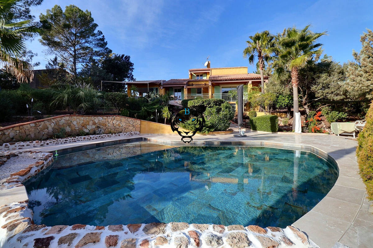 Maison à ROQUEBRUNE-SUR-ARGENS