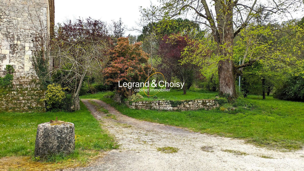 Allée vers entrée principale du château - Côté Sud - Autre à AURADOU