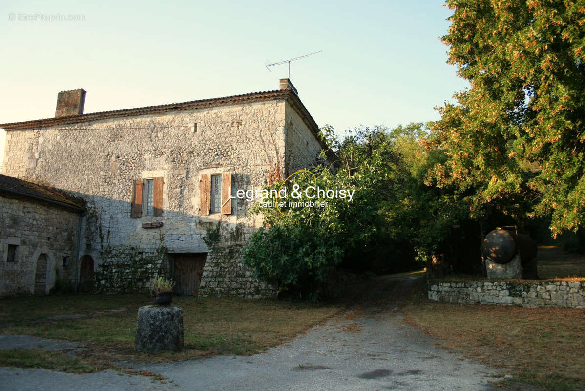 Façade Nord et Allée vers entrée château au Sud - Autre à AURADOU