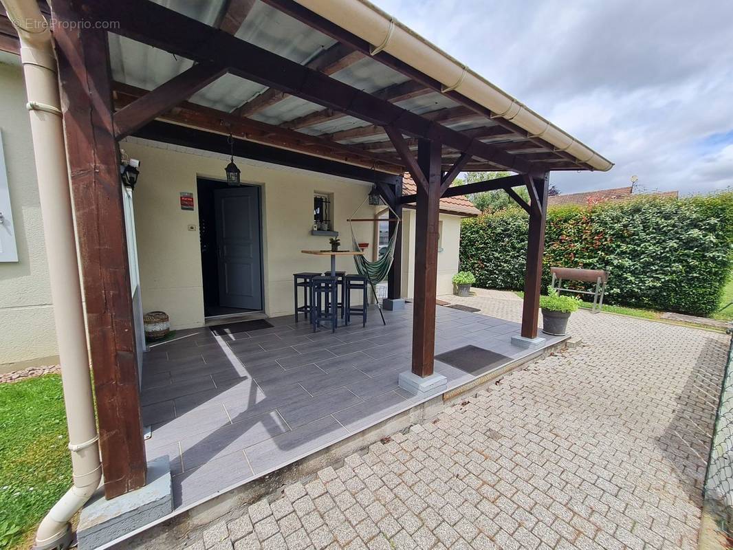 Entrée sur terrasse Sud / Est 17 m² - Maison à BERTRIMONT