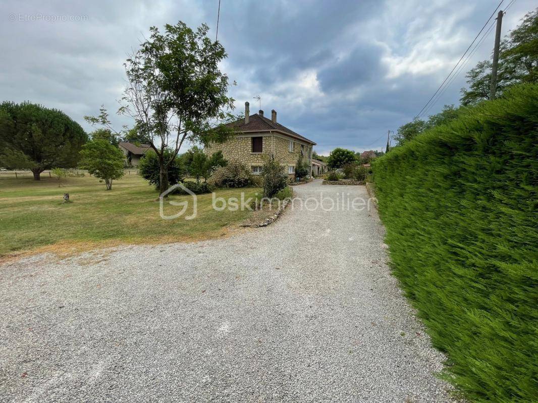 Maison à MAUZAC-ET-GRAND-CASTANG