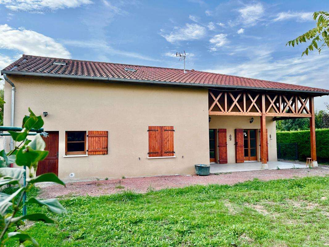 Maison à BAGE-LE-CHATEL