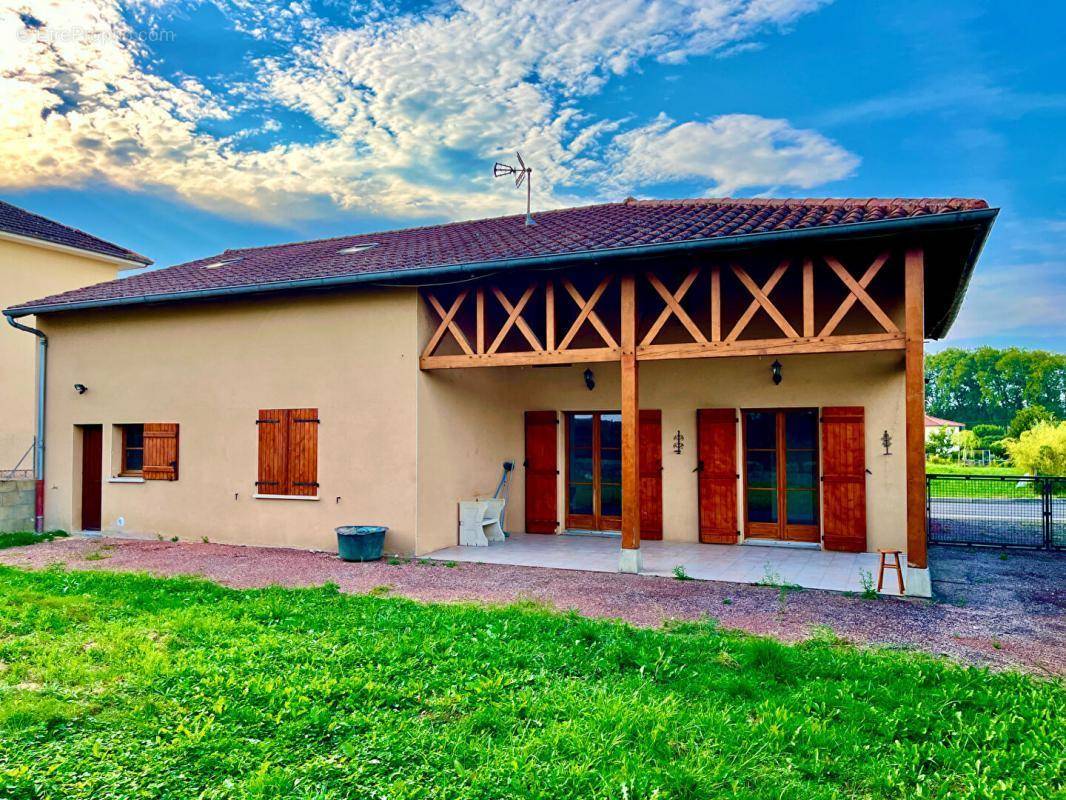 Maison à BAGE-LE-CHATEL