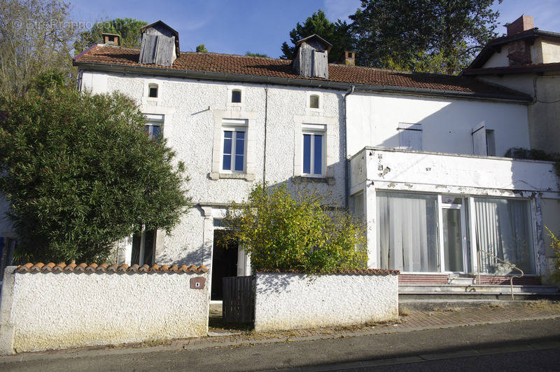 Maison à VIC-FEZENSAC