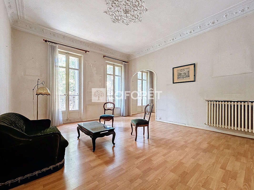 Appartement à MARSEILLE-4E