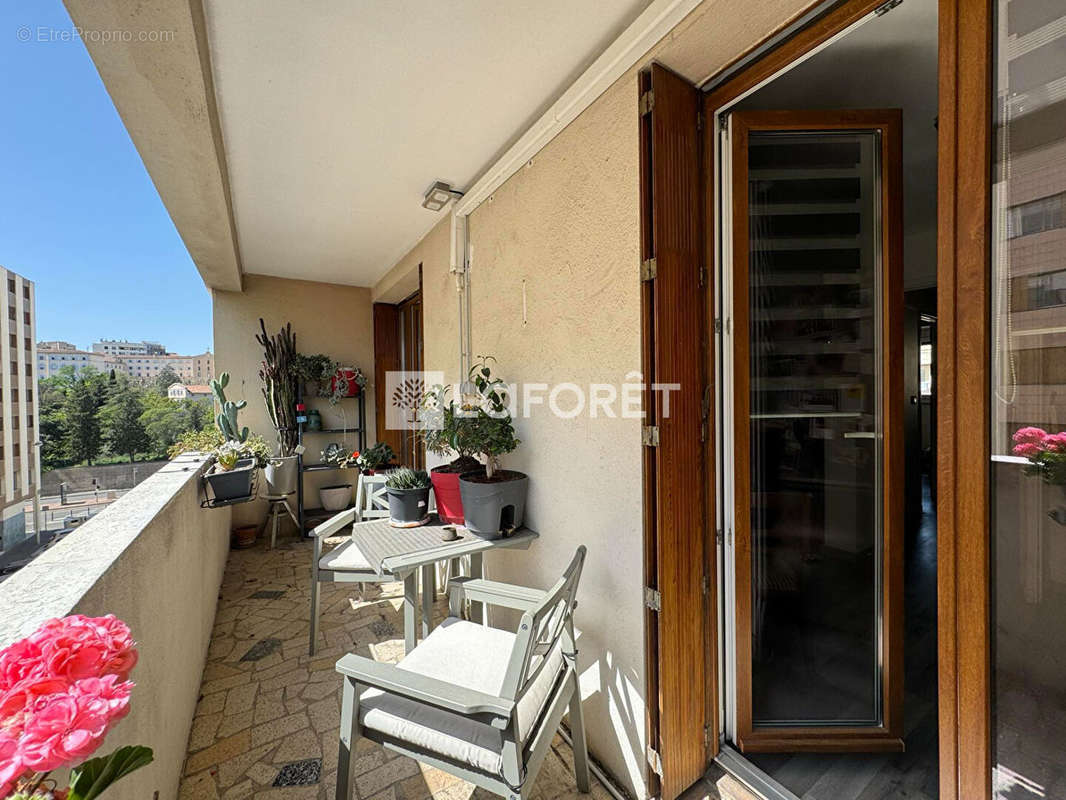 Appartement à MARSEILLE-4E