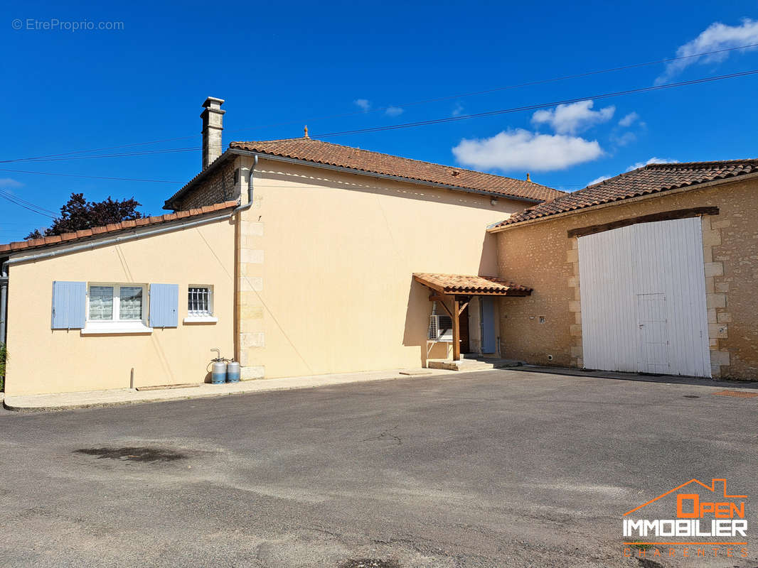 Maison à BAIGNES-SAINTE-RADEGONDE