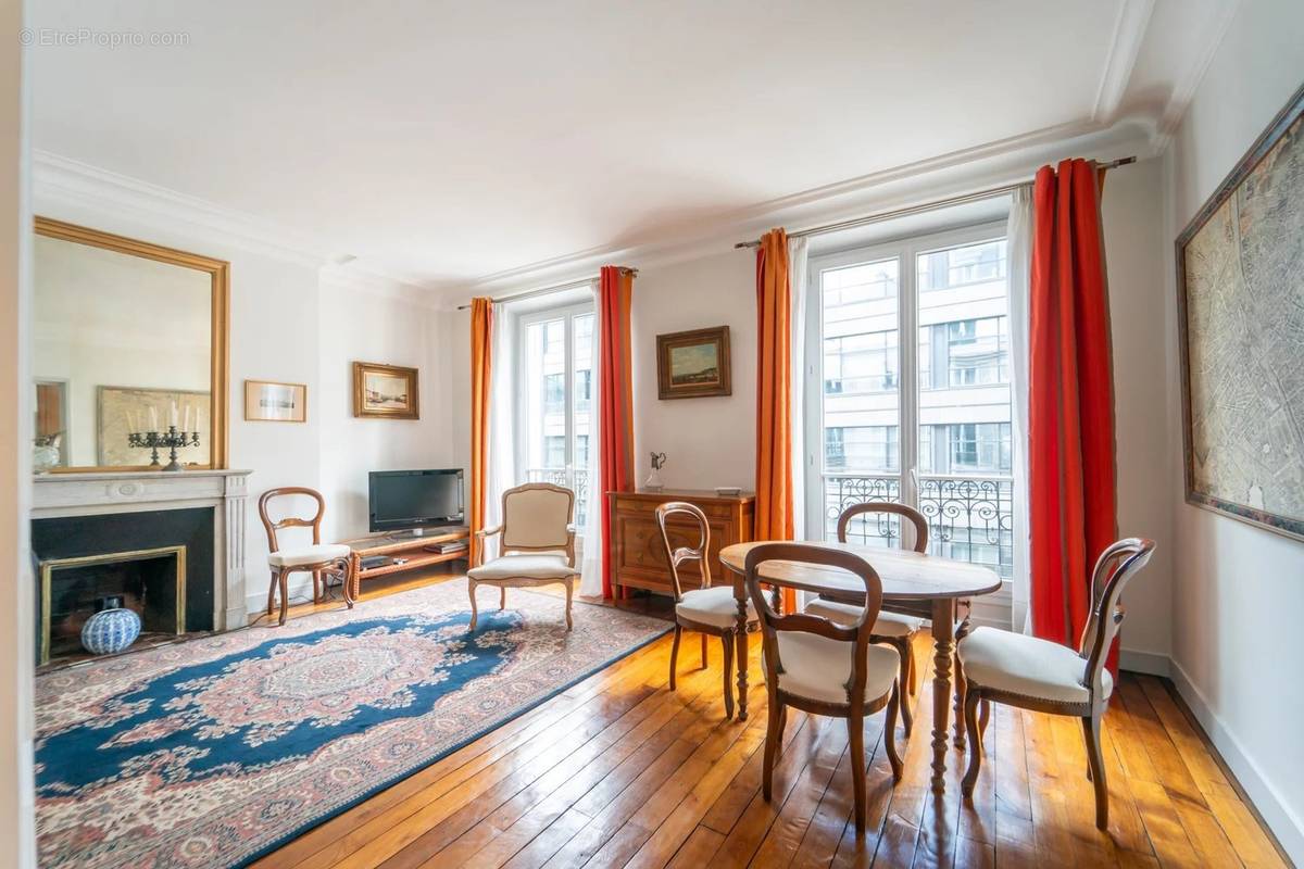 Appartement à PARIS-8E