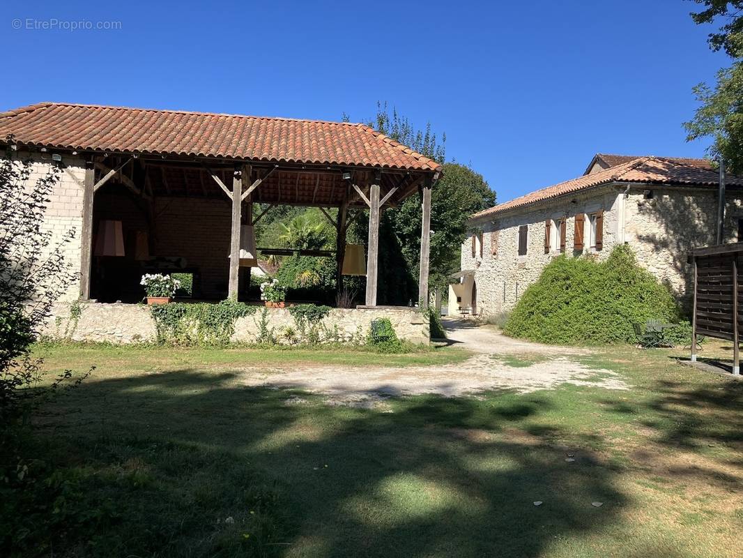 Commerce à SAINTE-COLOMBE-DE-VILLENEUVE