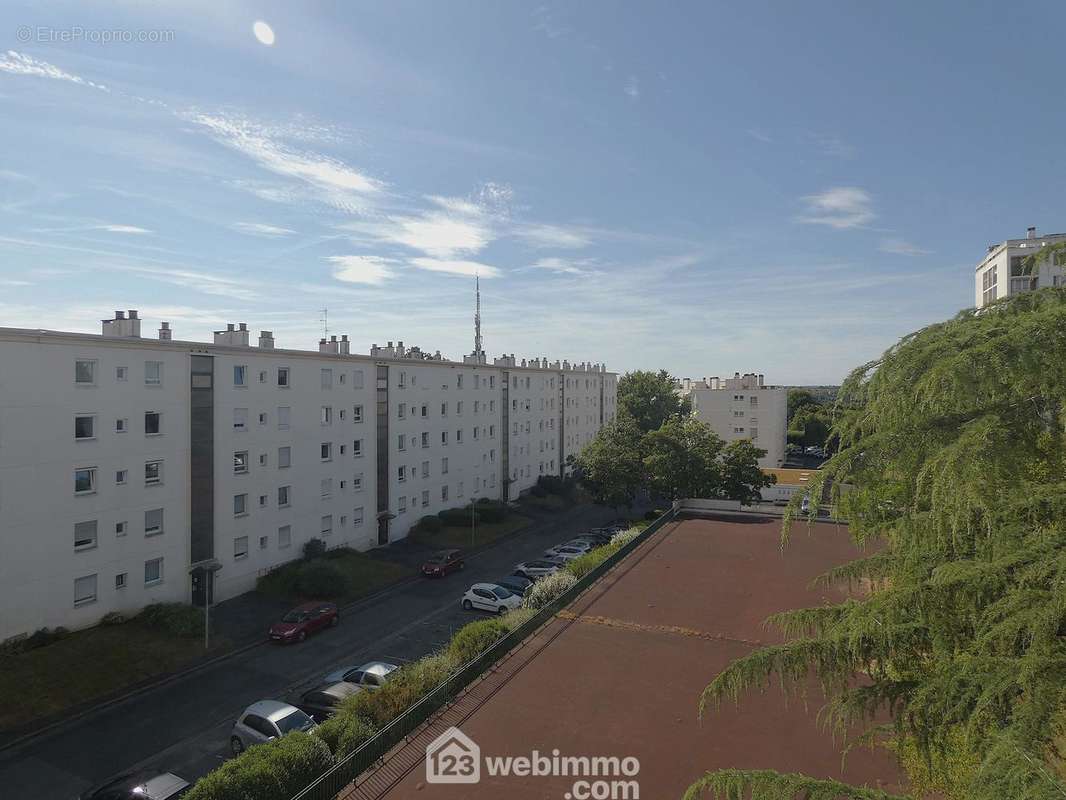 La vue est sans vis-à-vis, - Appartement à POITIERS