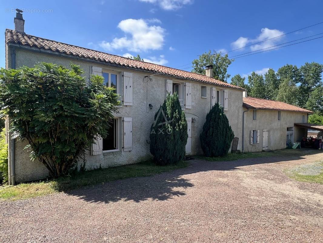 Maison à SAINT-HILAIRE-DES-LOGES