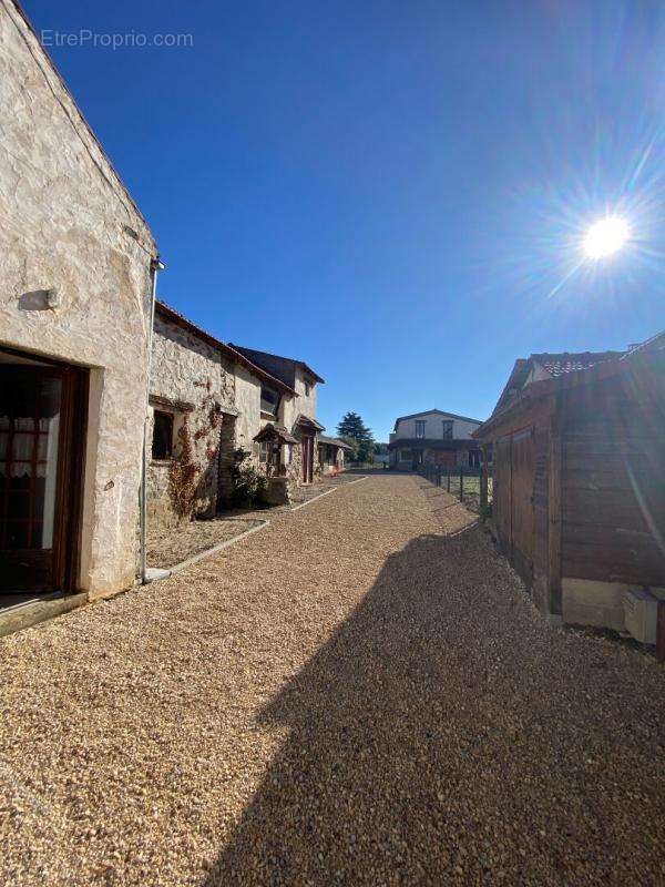 Maison à VER-SUR-LAUNETTE