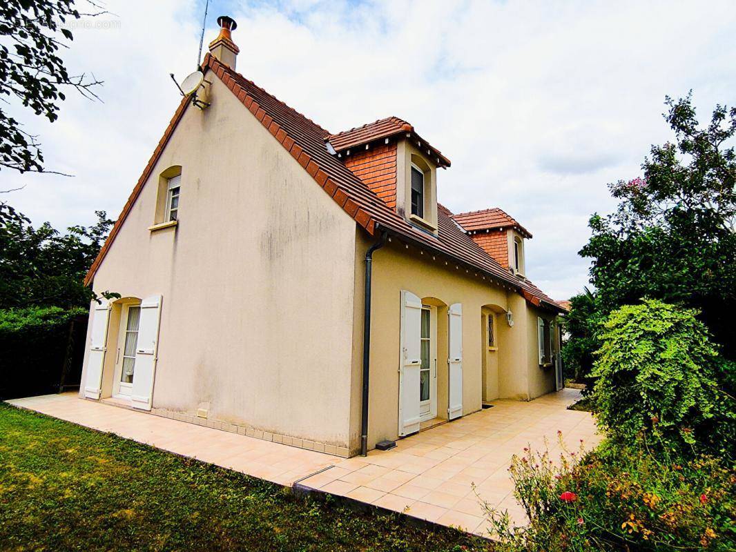 Maison à YZEURES-SUR-CREUSE