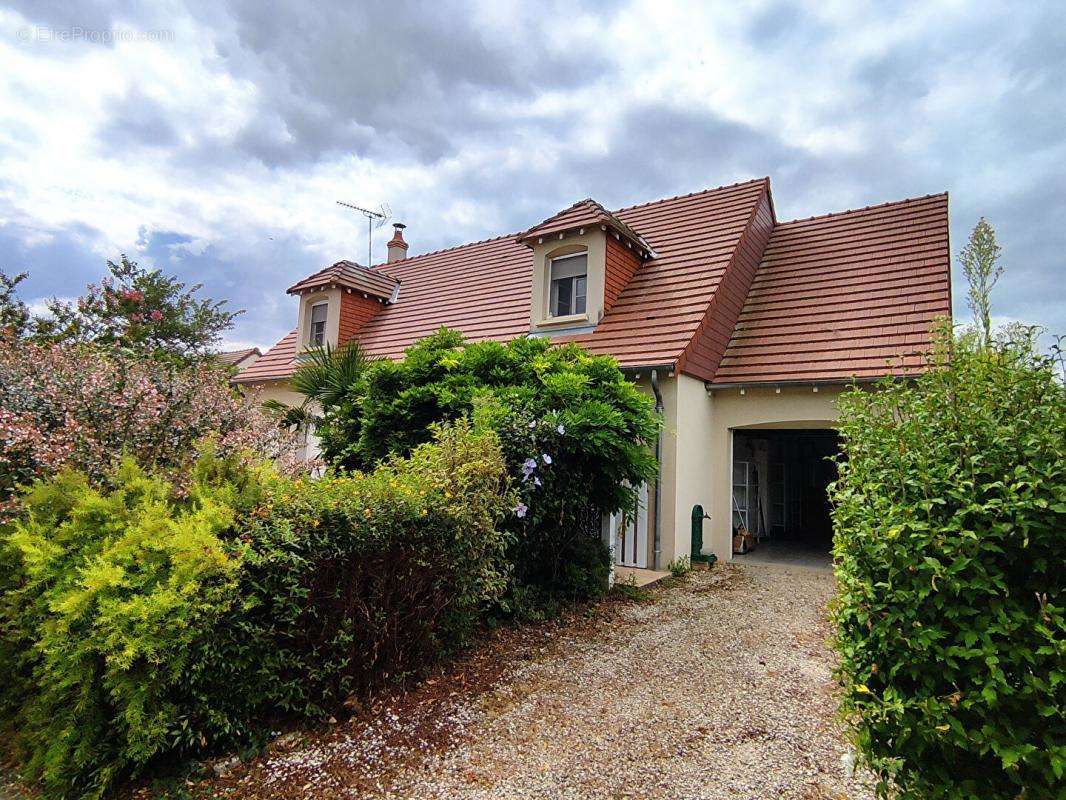 Maison à YZEURES-SUR-CREUSE