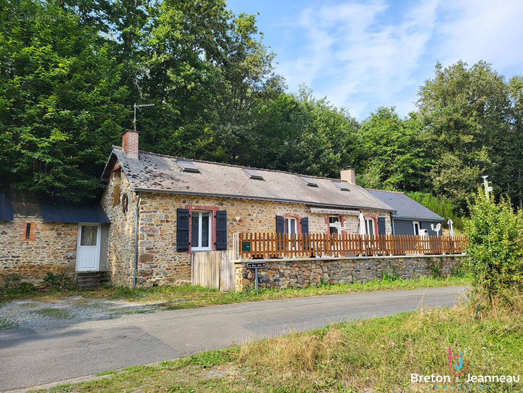 Maison à MONTSURS