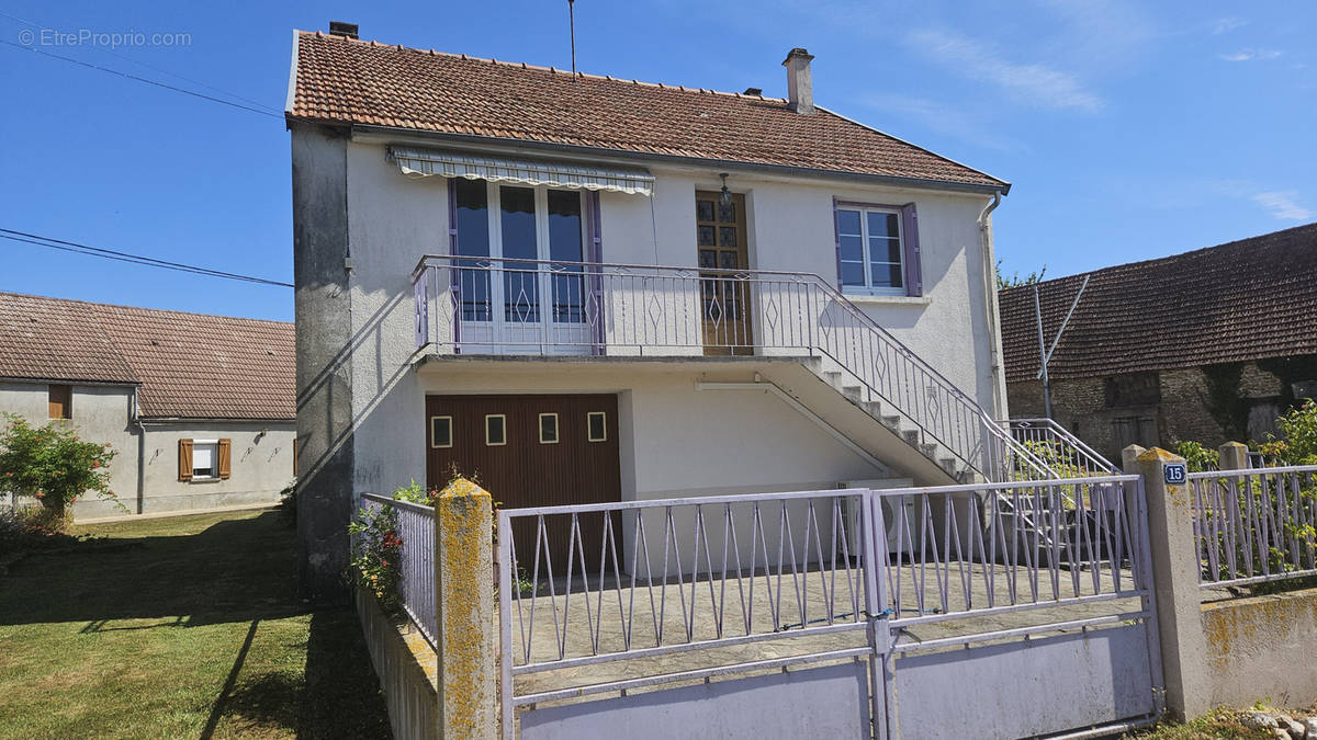 Maison à SAINT-SULPICE-LES-FEUILLES