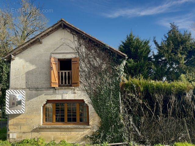 Maison à MANZAC-SUR-VERN