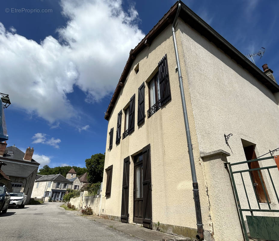 Maison à MONTAIGU-LE-BLIN