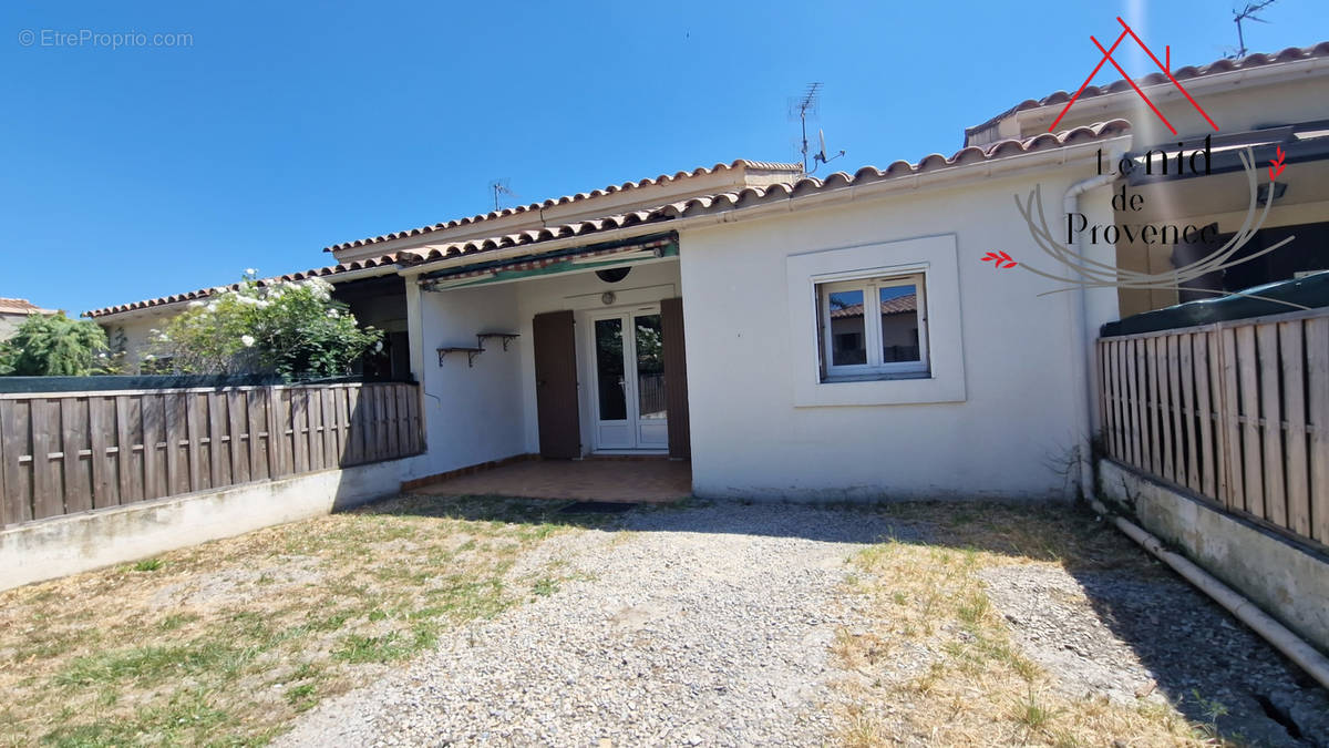 Maison à ENTRAIGUES-SUR-LA-SORGUE