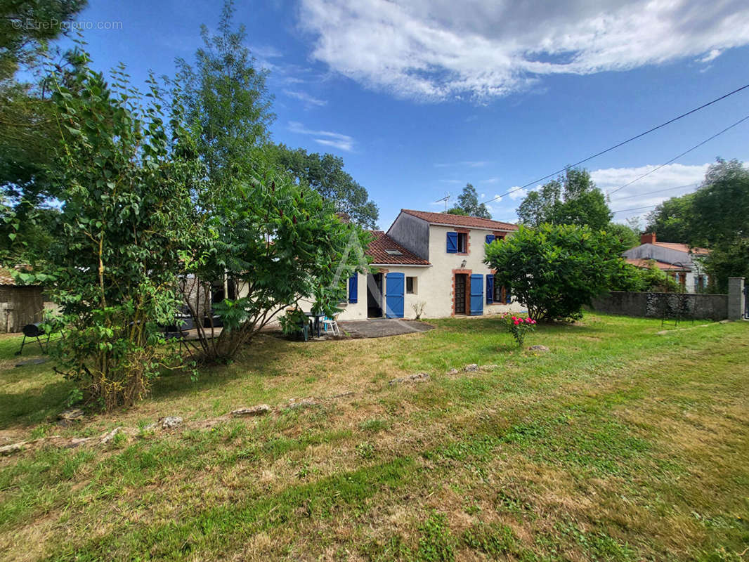 Maison à SAINT-CHRISTOPHE-DU-LIGNERON