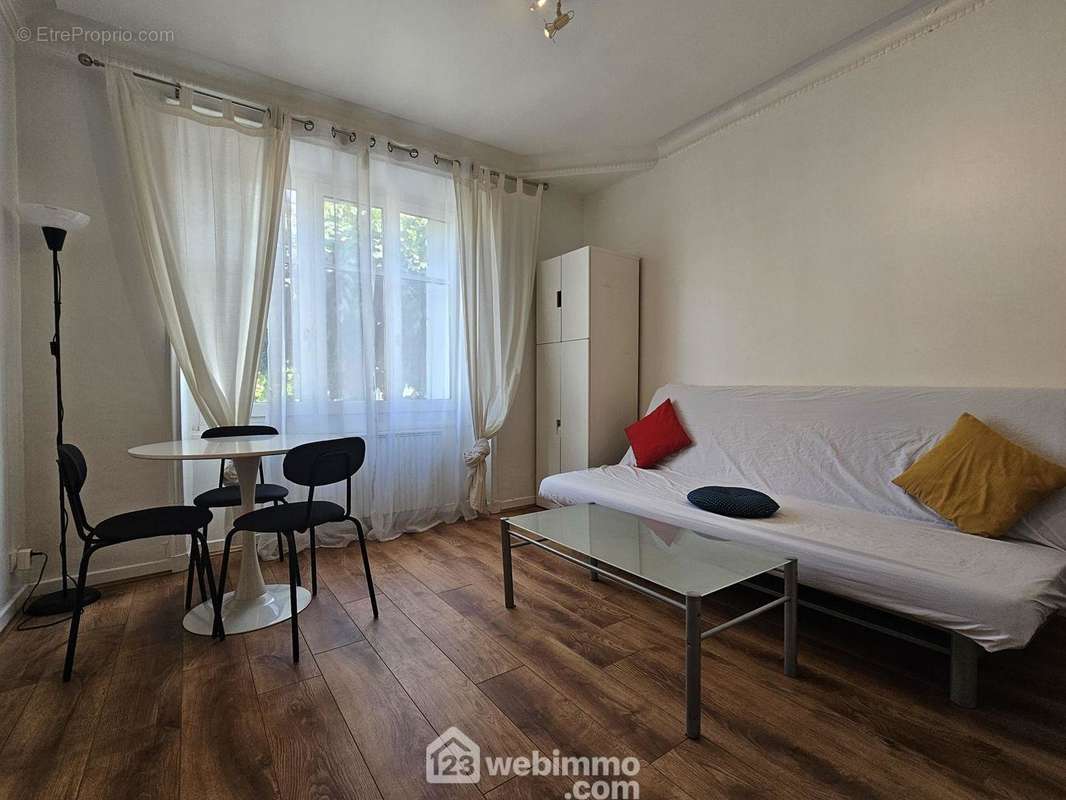 Vous pourrez profiter d&#039;une jolie pièce à vivre de près de 12m² - Appartement à REIMS