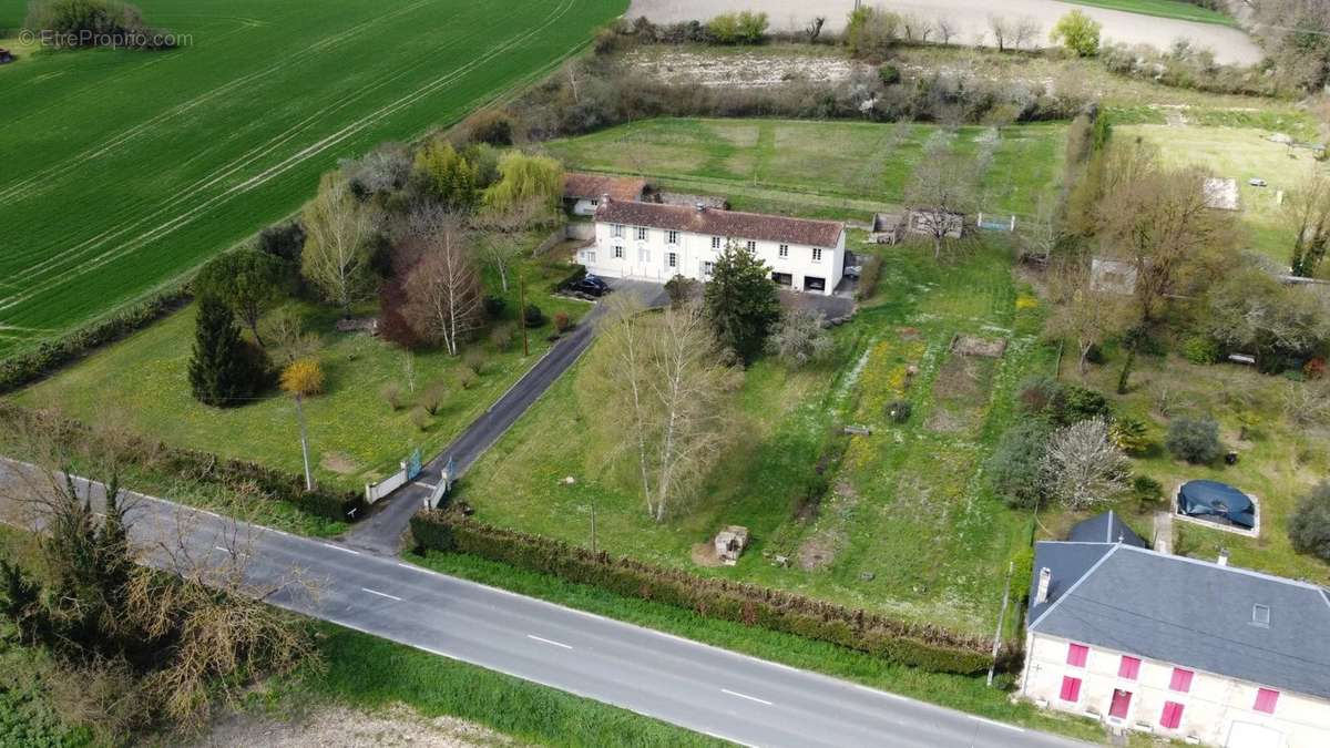 Maison à COURGEAC