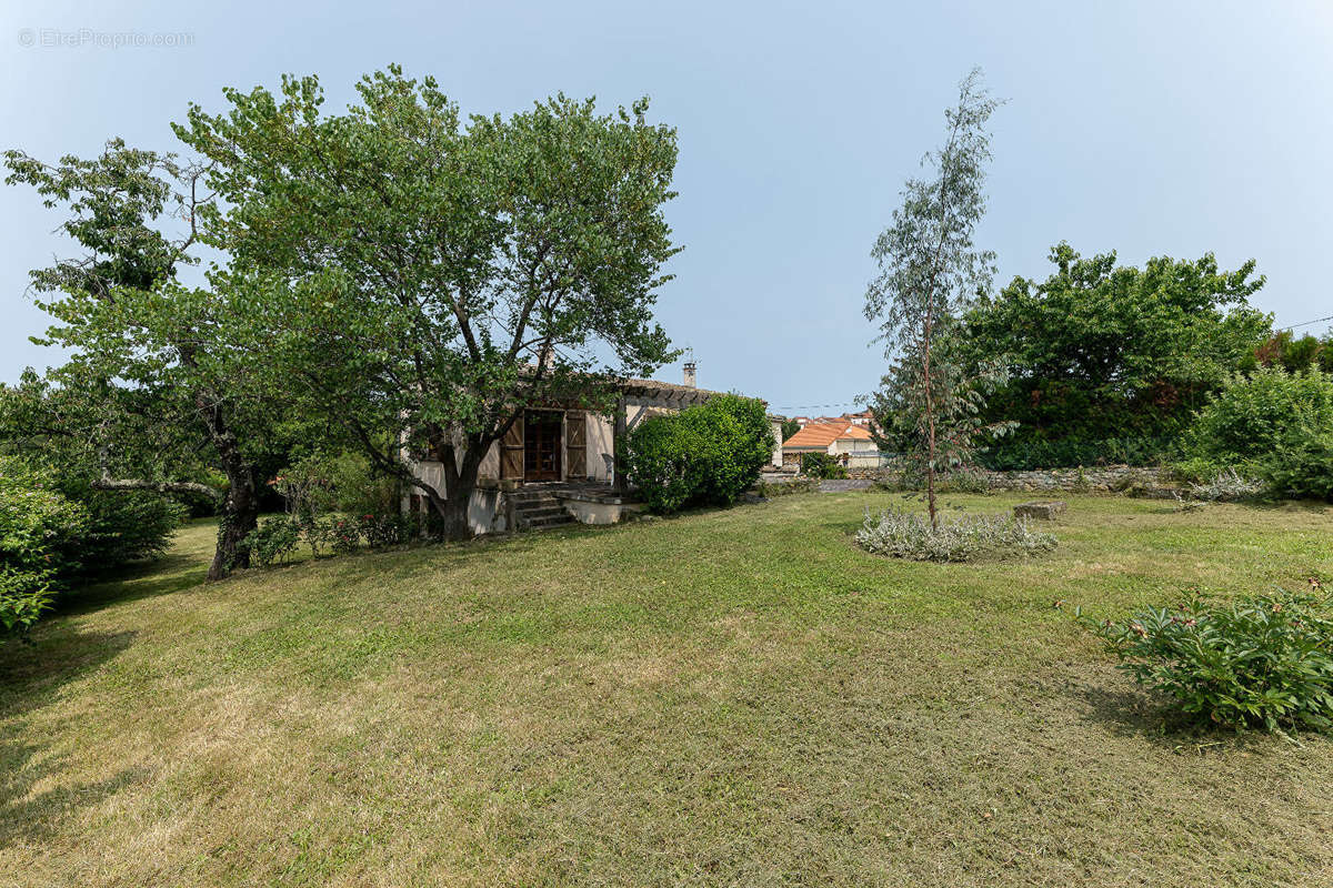 Maison à VIC-LE-COMTE