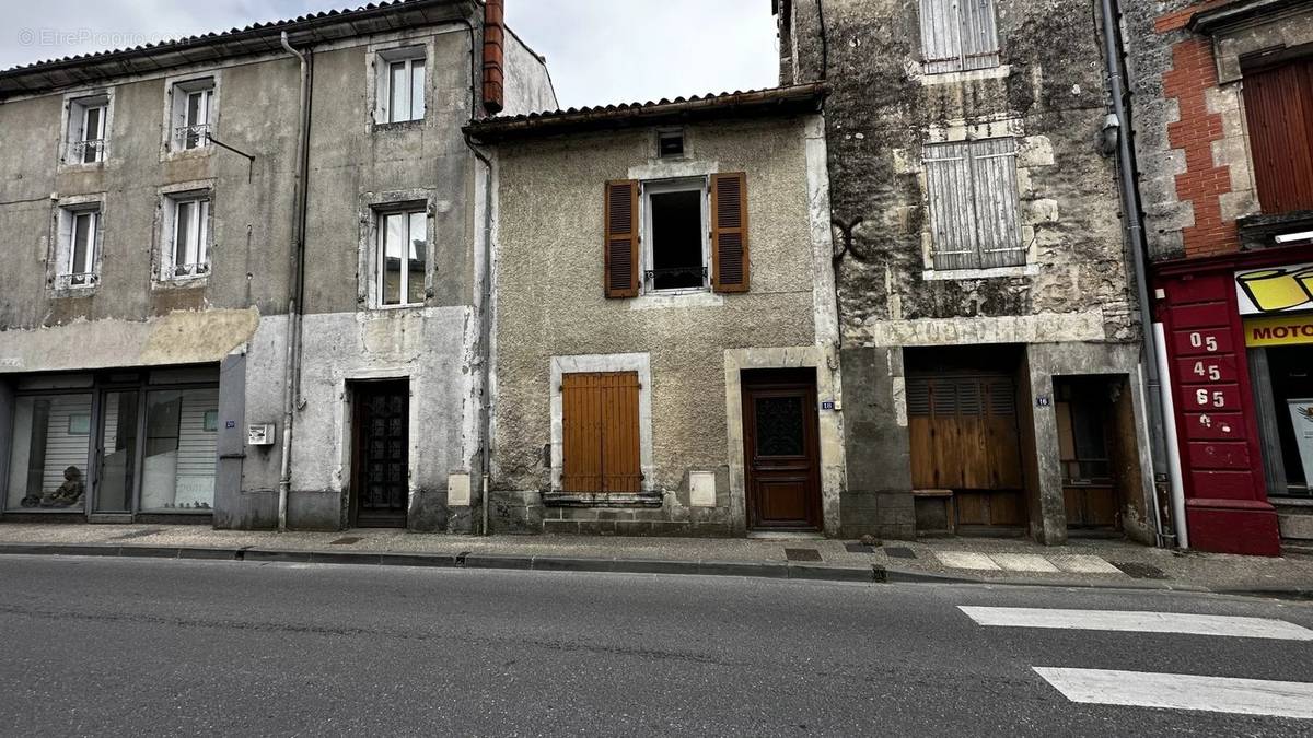 Maison à AIGRE