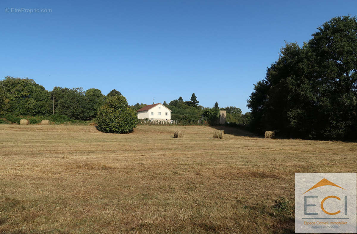 Terrain à BERSAC-SUR-RIVALIER