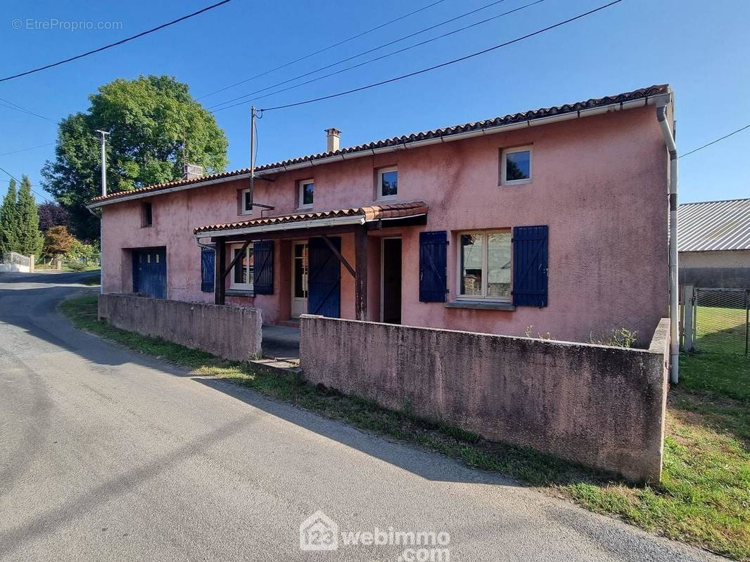 Dans un hameau au calme, maison ancienne à finir de rénover. - Maison à LE TALLUD