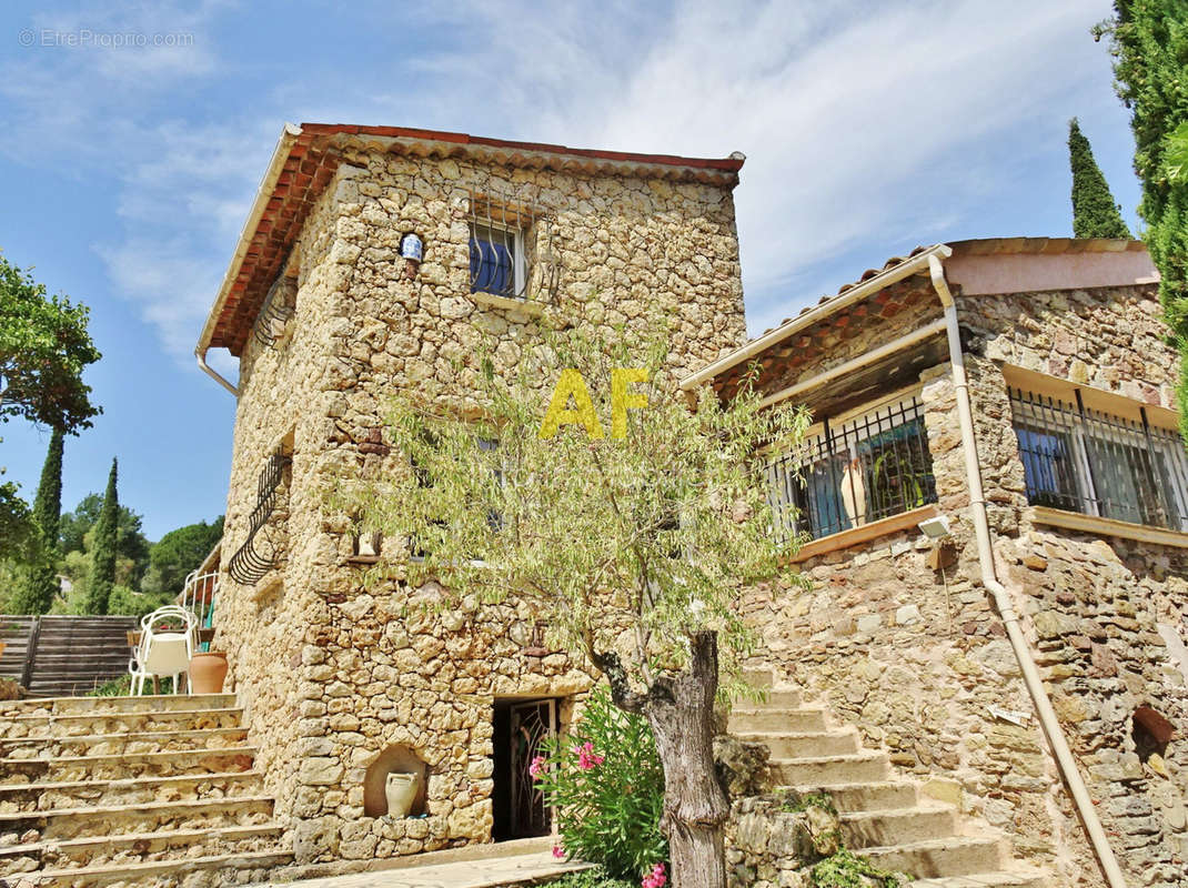 Maison à BAGNOLS-EN-FORET