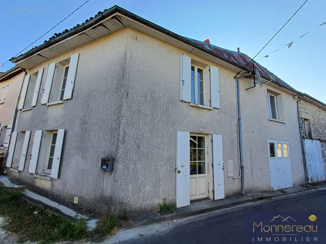 Maison à BAIGNES-SAINTE-RADEGONDE