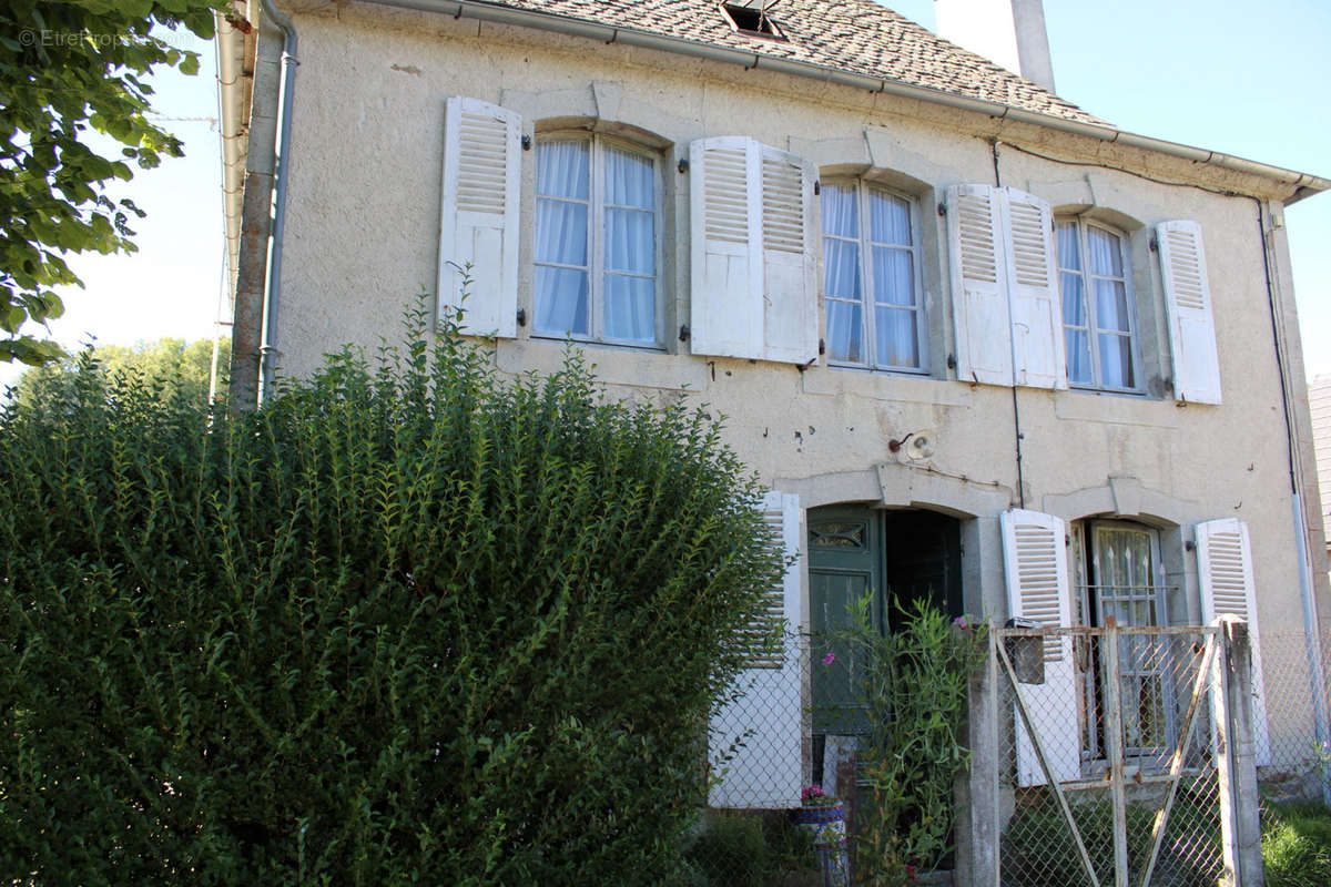 Maison à SAINT-ETIENNE-DE-CHOMEIL