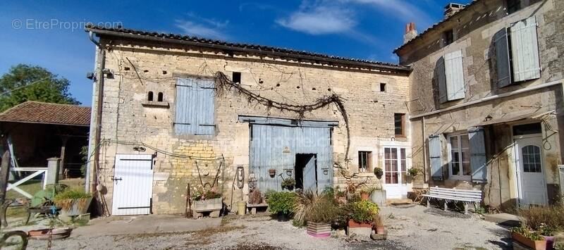 Maison à COURCOME