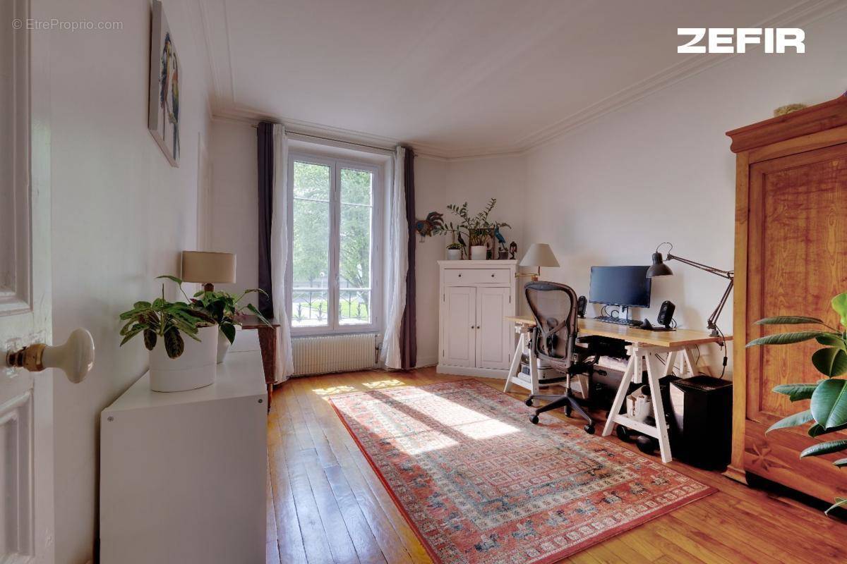 Appartement à COURBEVOIE